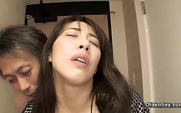 高潮 Sultry Japanese ES Tempts Bastard With Hot Oral