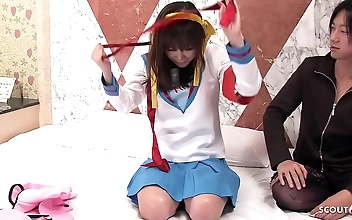 看 Seductive Japanese Babe Offers Steamy Bath Handjob Pleasures