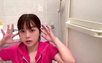 大片 Tiny-Titted Bimbo Expertly Nails Blowjob with Short Hair